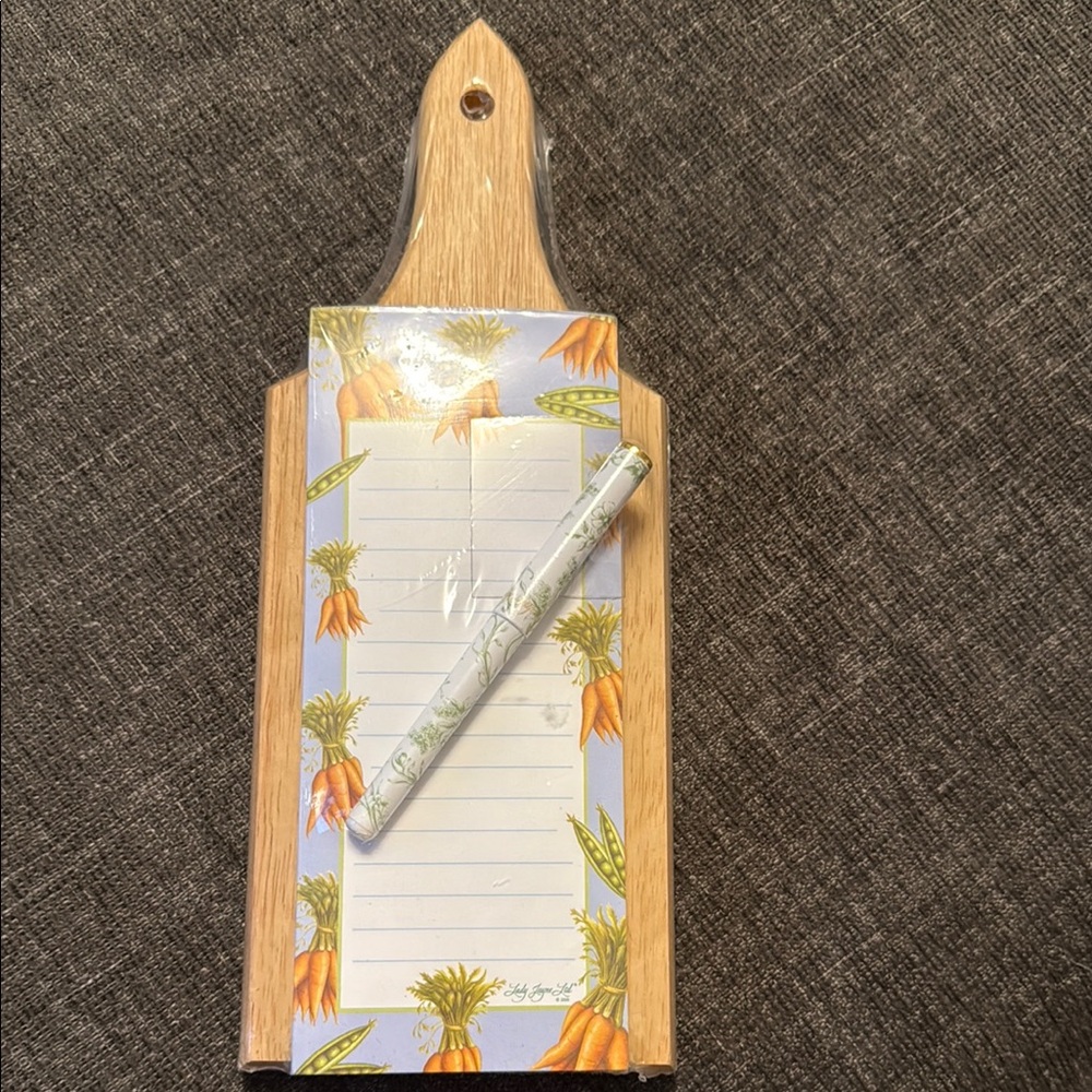Magnetic List Pad, Wood Cutting Board with matching pen! Great Gift! Brand New!